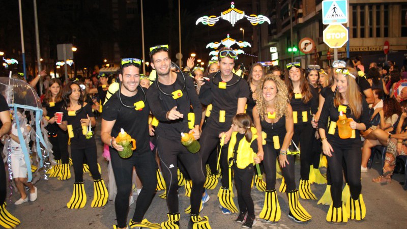 Derroche de alegra e imaginacin en el desfile de disfraces adulto