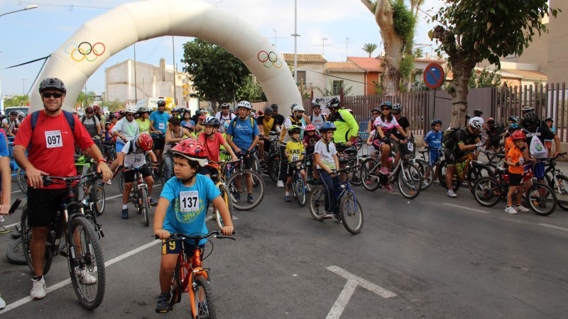 Medio millar de personas participaron en la Volta en bici por la movilidad sostenible